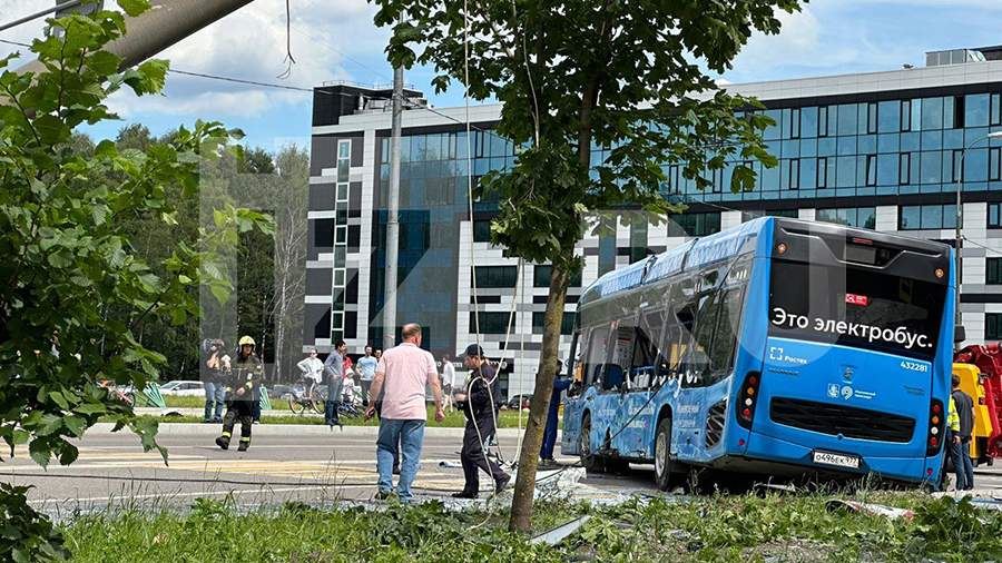 Перевернувшийся на востоке Москвы электробус подняли