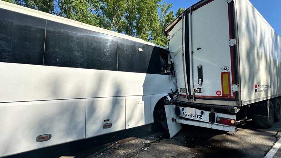 В Кузбассе автобус с пассажирами столкнулся с грузовиком