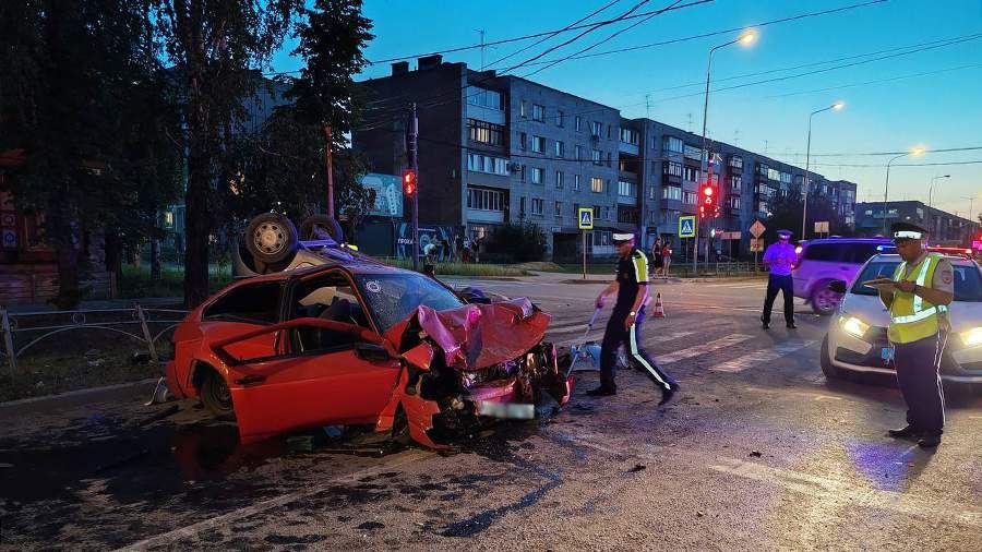 Четверо взрослых и двое детей пострадали в ДТП в Свердловской области