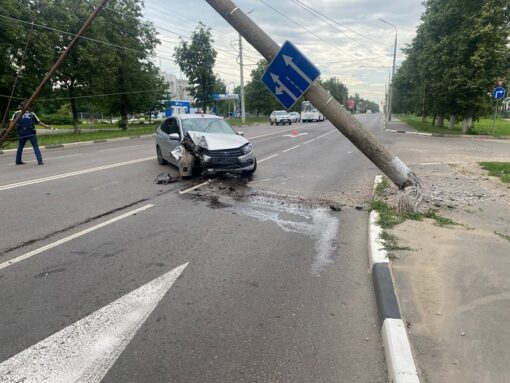 В Орле «Гранта» протаранила опору ЛЭП