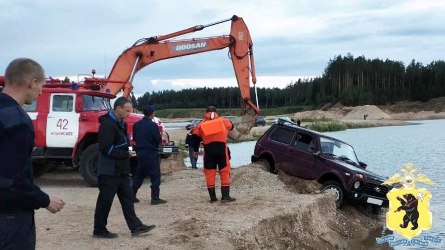 Под Ярославлем пьяный водитель утопил в карьере автомобиль с женой и сыном